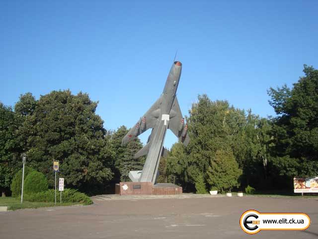 Самолет СУ-17-памятник освободителям г. Черкассы